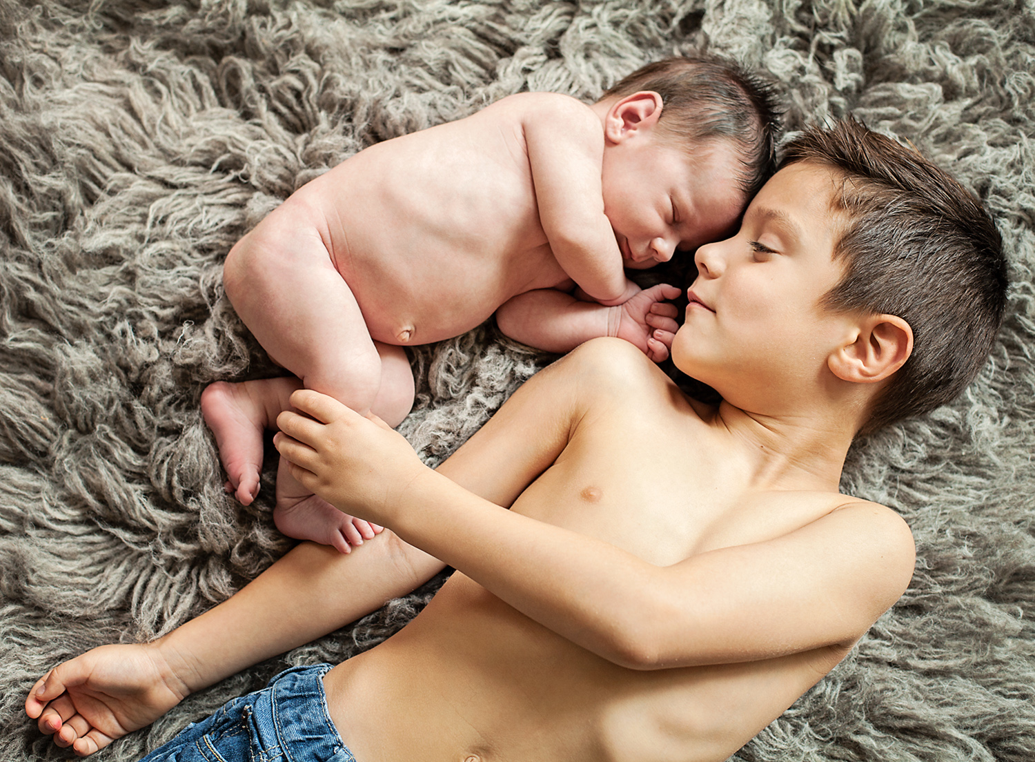 newborn sibling photography by studio nassetta